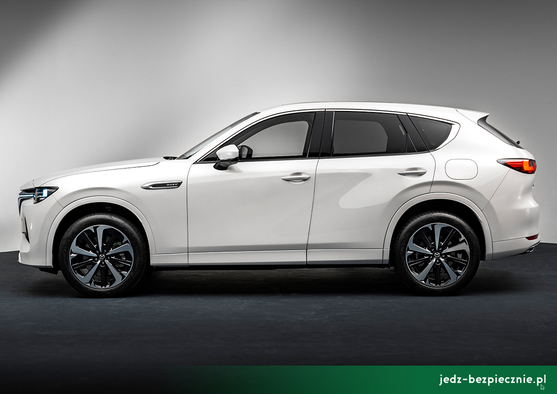Premiera tygodnia - Mazda CX-60 plug-in - bok auta w topowej wersji wyposażenia Takumi w kolorze Rhodium White